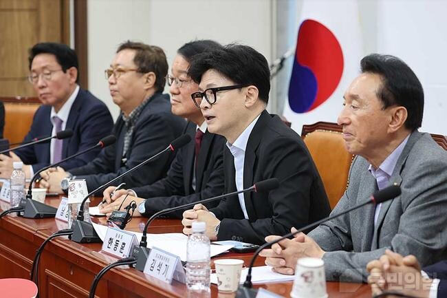 국민의힘 한동훈 당 대표가 6일 오전 서울 국회 회의실에서 미국과 대북 전문가가 참석한 가운데 긴급 점검회의를 열고 미대선 결과 및 북한의 우크라이나戰 참전에 따른 국내·외 영향과 대응 전략에 대해 논의하고 있다. 