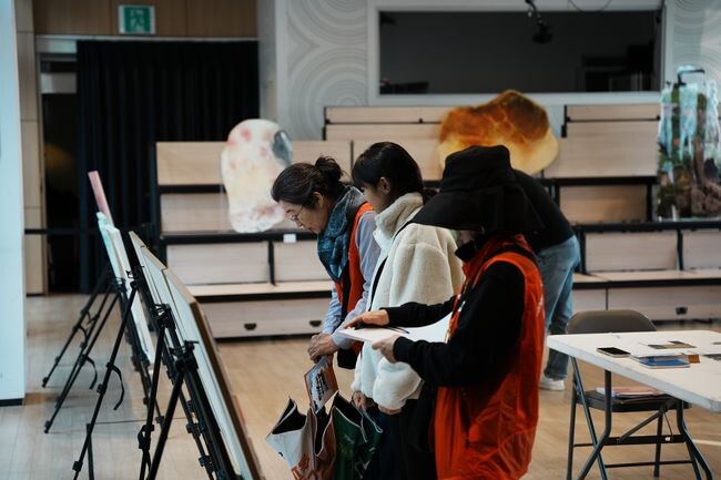 지난 11월 9일~10일, 석촌호수 서호 일대에서 열린 &lsquo;송파구 청년예술인 지원사업 공연‧전시회&rsquo; 모습&nbsp;