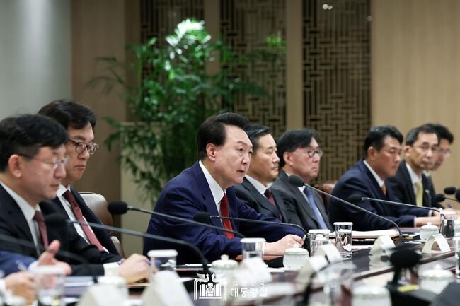 윤석열 대통령은 10일 용산 대통령실에서 '대외 여건 변화에 따른 경제·안보 점검회의'를 주재하고, 미국 대선 이후 예상되는 세계 경제와 안보 변화에 선제적으로 대비할 것을 당부했다.