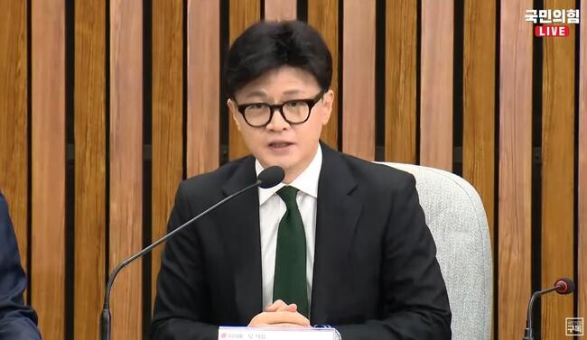 국민의힘 한동훈 대표가 11일 국회에서 열린 여야의정 협의체 1차 회의에서 "협의체의 목표는 국민의 건강이고, 방법은 소통과 대화"라며 의료계와 정부 간 소통의 중요성을 강조했다.