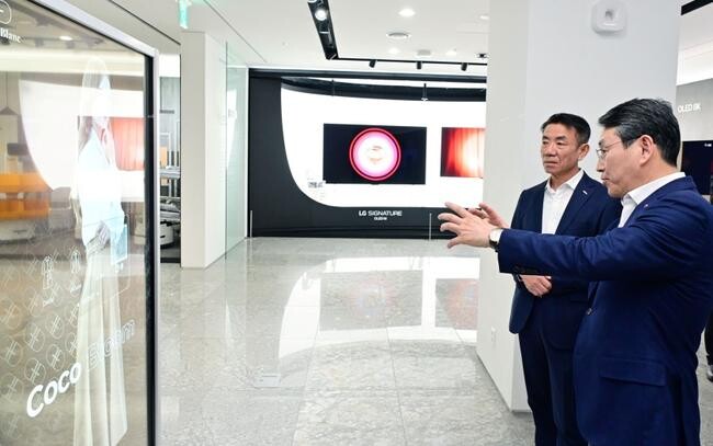 LG전자 조주완 CEO(오른쪽)가 코레일 한문희 사장에게 투명 올레드 디스플레이를 소개하고 있다