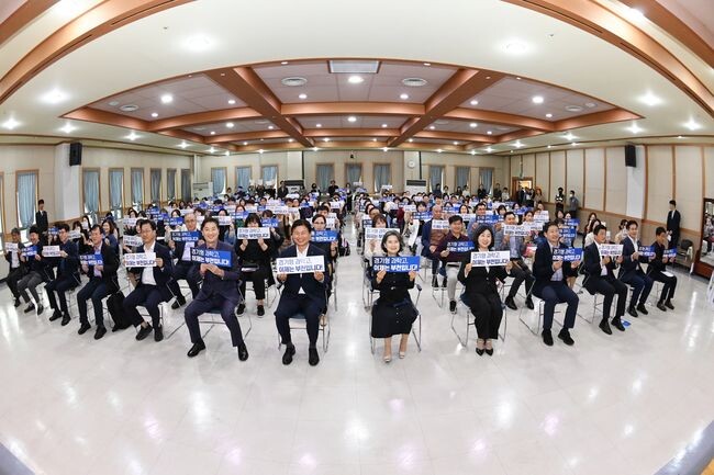 지난 10월, 부천시 오정구청 대강당에서 열린 ‘부천 과학고 설립 추진을 위한 시민 설명회’에서 시민들이 손피켓을 들고 과학고 유치를 기원하고 있다.