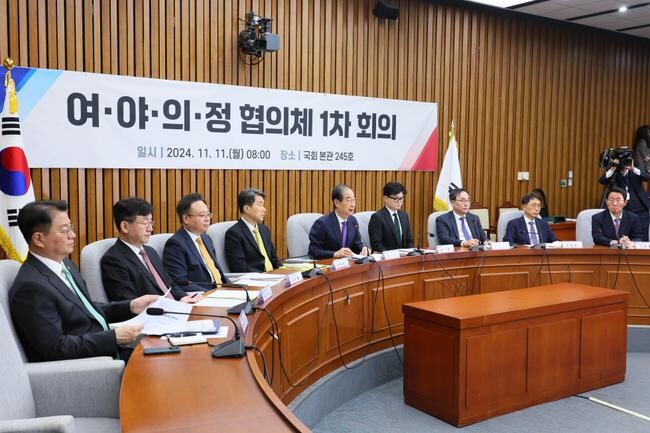 한덕수 국무총리가 11일 국회에서 열린 여야의정 협의체&lsquo; 1차회의에서 인사말을 하고 있다.&nbsp;