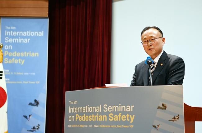 이한경 행정안전부 재난안전관리본부장이 서울 중구 포스트타워 대회의실에서 열린 '제8회 보행안전 국제세미나'에 참석해 개회사를 하고 있다.&nbsp;