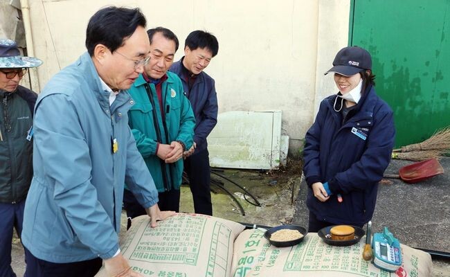 윤병태 나주시장이 세지, 왕곡면 공공비축미 매입현장을 방문해 농업인과 관계자들의 노고를 격려했다. 시는 2024년산 공공비축미곡 8027톤, 시장격리곡 2524톤 등 1만551톤을 매입한다.&nbsp;