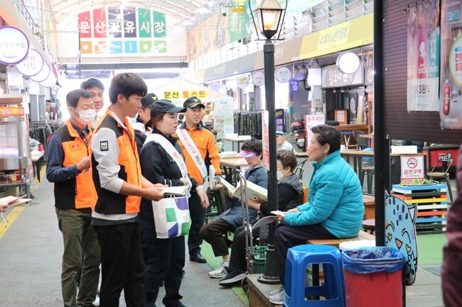 파주소방서에서 문산전통시장에서 불조심 강조의 달 캠페인 중