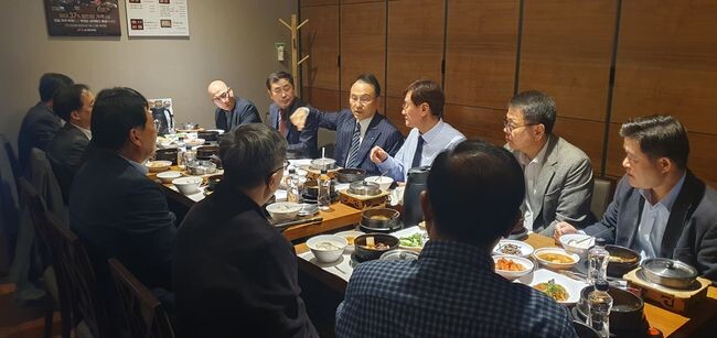 천안시는 공사 도급 및 자재·장비 등 지역건설업체의 민간 도시개발사업 참여 확대를 위해 지난 13일 사업시행자, 시공사 관계자 등과 간담회를 개최했다.