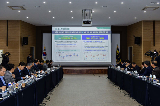 여수시는 전라남도와 석유화학산업의 경기 불황 극복을 위해 지난 13일 여수상공회의소에서 &lsquo;여수 석유화학산업 위기 대응 전략 토론회&rsquo;를 개최했다고 밝혔다.