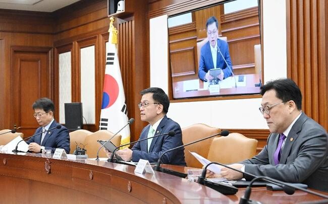 최상목 부총리 겸 기획재정부 장관이 11월 14일 오전 서울 종로구 정부서울청사에서 열린 '경제관계장관회의'를 주재, 모두발언을 하고 있다.&nbsp;