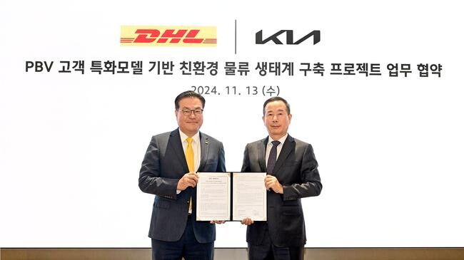 기아는 13일(수) 브랜드 체험관인 Kia360(서울 압구정 소재)에서 기아 국내사업본부장 정원정 부사장, DHL 코리아 한지헌 대표 등 관계자들이 참석한 가운데 DHL 코리아와 친환경 물류 운송 혁신 프로젝트 추진을 위한 업무협약(MOU)을 체결했다.