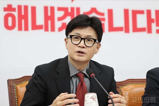 국민의힘 한동훈 당 대표는 수능 시험날 민주당의 시위를 자제해 줄 것을 요청하며, 여야의정 협의체를 통한 의료 문제 해결의 중요성을 강조했다. 