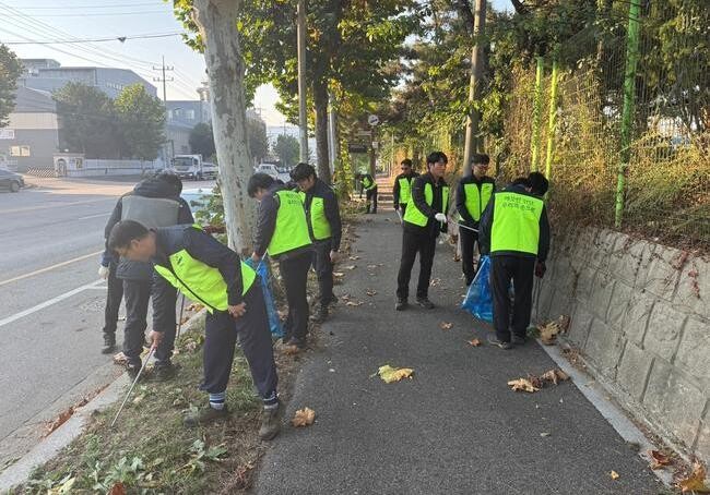안산시, 올해 산단 환경정화 청정챌린지 마무리&hellip;18톤 쓰레기 수거 성과