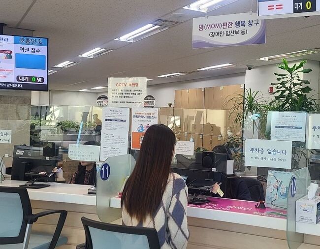 임산부 민원인이 우선 창구를 이용해 민원 업무를 보고 있는 모습.
