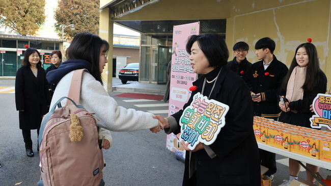 신계용 과천시장이 관내 고등학교에서 펼쳐진 수험생 응원 이벤트에 참여해 수험생을 격려하고 있다&nbsp;