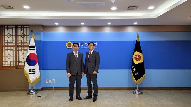 박용철 강화군수는 지난 14일 유정복 인천시장, 정해권 인천시의회 의장 등을 만나 대남방송 소음피해 구제 및 대책 마련, 군 수요 '인천광역시하수도정비기본계획' 반영 등 현안 사업을 직접 설명하고 관심과 지원을 요청했다.