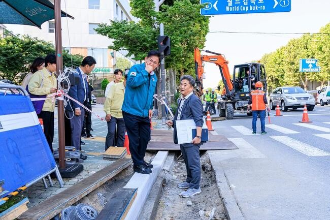 마포구의 횡단보도 134곳이 보행 친화적으로 개선돼 주민의 호평을 받고 있다.
