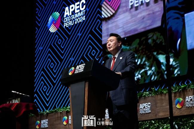 <span contenteditable="true">윤석열 대통령은 11월 15일(현지시간) 페루 리마에서 열린 APEC CEO 서밋에 참석해, 내년 경주 APEC 정상회의에서 논의될 세 가지 중점 과제인 ‘연결’(Connect), ‘혁신’(Innovate), ‘번영’(Prosper)을 중심으로 기조연설을 진행했다.