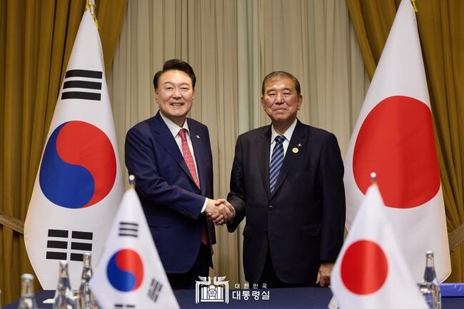 윤석열 대통령은 11월 16일 페루 리마에서 이시바 시게루 일본 총리와 한일 정상회담을 가졌다.&nbsp;