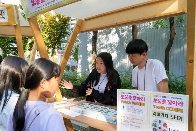 <span contenteditable="true">Youth CEO 마켓을 방문한 청소년 대상으로 브랜드 및 상품 소개를 진행하고 있다