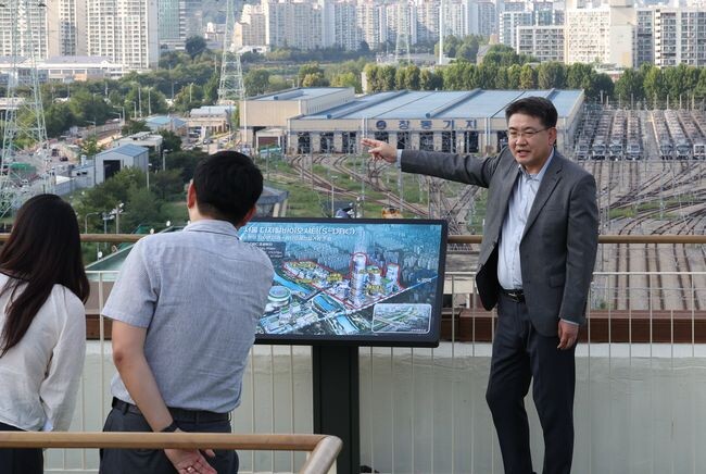 창동차량기지를 바라보며 설명하는 오승록 노원구청장