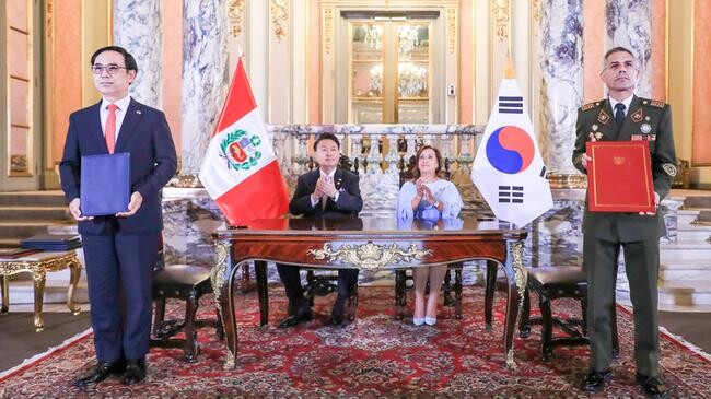 현대로템은 16일(현지시간) 페루 리마에서 페루 육군 조병창(FAME S.A.C.&middot; F&aacute;brica de Armas y Municiones del Ej&eacute;rcito)과 K2 전차 및 차륜형장갑차 등 지상무기에 대한 총괄협약을 체결했다고 18일 밝혔다.&nbsp;