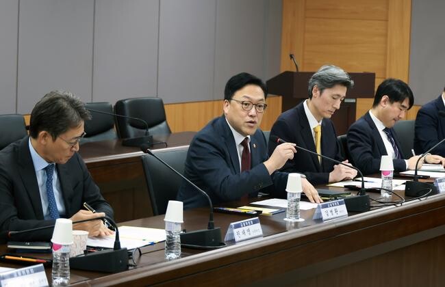 김병환 금융위원장이 18일 오전 서울 종로구 정부서울청사에서 금융감독원, 한국거래소 등 유관기관 및 시장전문가와 함께 개최한 증시 상황 점검회의에서 최근 국내 및 해외 주요국 증시 동향과 국내 증시의 외국인&middot;기관투자자 등 수급 상황을 점검하고 향후 대응방향을 논의하고 있다.&nbsp;