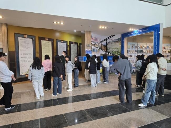 한강 작가의 노벨문학상 수상으로 장흥군을 찾는 문학인과 관광객의 수가 크게 늘고 있다.