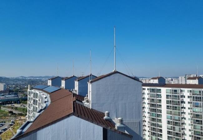 경기환경에너지진흥원은 올해 '스마트에너지아파트 지원사업'을 통해 3개 아파트 단지에 총 420kW 태양광 설비 설치를 지원했다고 20일 밝혔다.