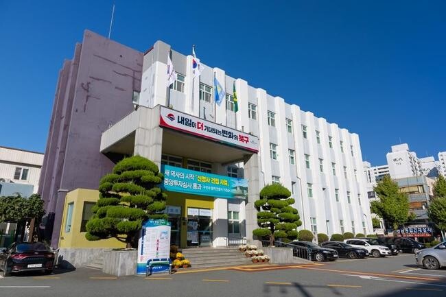 부산시 북구는 지난 19일 직장 내 책 읽는 문화를 장려&middot;확산하기 위해 정부가 인증하는 &quot;2024 대한민국 독서경영 우수직장 인증제&quot;에 참가해 독서경영 우수직장으로 재인증을 획득했다고 밝혔다.