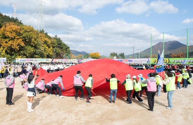 부산시 금정구(구청장 윤일현) 체육회가 주최한 '2024 금정구민 한마음 체육대회'가 지난 16일 주민들의 큰 호응 속에 성공적으로 마무리됐다.