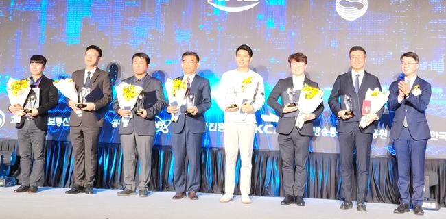 SK텔레콤은 저궤도 위성(LEO)과 초소형 기지국을 이용한 재난 통신 기술 개발 공로로 제25회 전파방송기술대상에서 과학기술정보통신부 장관상을 수상했다고 20일 밝혔다. 류제명 과학기술정보통신부 네트워크정책실장(사진 맨 오른쪽)과 전파방송기술대상 수상자들이 기념촬영을 하는 모습(오른쪽에서 두번째가 류탁기 SK텔레콤 인프라기술담당) 