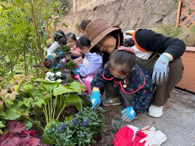 서울 용산구(구청장 박희영)가 지난 13일 '용산 꿈나무와 함께하는 마을 정원 조성' 행사를 열고 흉물처럼 방치된 빈집을 생활정원으로 재탄생시켰다.