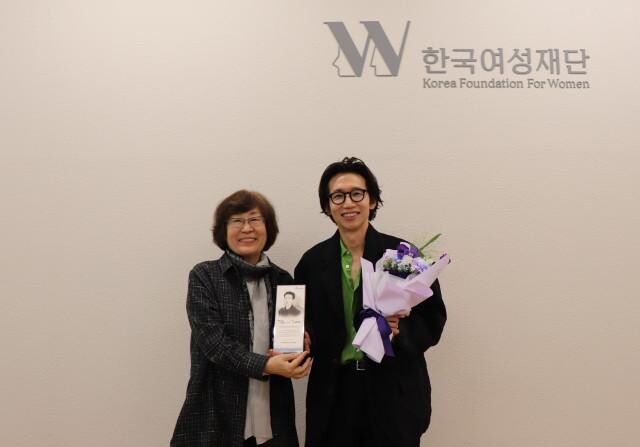 <span contenteditable="true">한국여성재단은 11월 19일 배우 봉태규의 홍보대사 위촉식을 진행했다. 한국여성재단 장필화 이사장과 배우 봉태규가 홍보대사 위촉 기념 촬영을 하고 있다