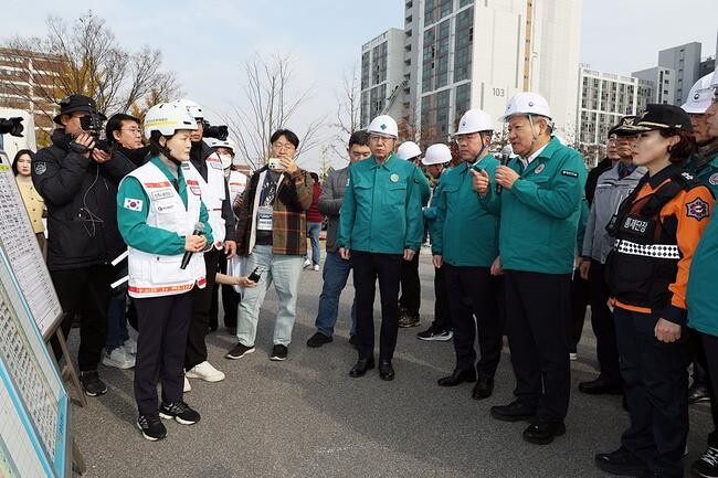 이상민 행정안전부 장관이 20일 오후 전북 전주시에서 실시한 레디 코리아 4차 훈련에 참가하여 아파트 전기차 화재 범정부 대응체계 등 현장 상황을 점검하고 있다.&nbsp;