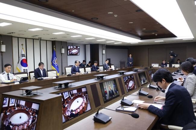 한덕수 국무총리가 21일 세종 다솜로 정부세종청사에서 열린 국정현안관계장관회의를 주재, 모두발언을 하고 있다.&nbsp;