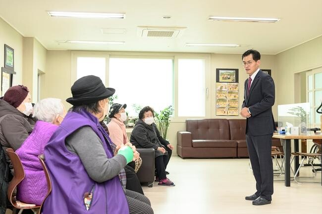 양천구, &quot;미세먼지 걱정 뚝!&quot;&hellip;경로당 미세먼지 차단 방진망 설치