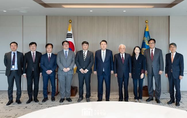 윤석열 대통령은 22일 용산 대통령실에서 국민통합위원회 위원장 및 분과 위원장들과 오찬을 갖고, 후반기 국정 운영의 핵심 과제인 양극화 타개 방안을 논의했다.&nbsp;