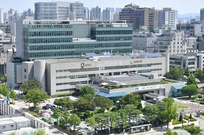 수원시(시장 이재준)가 2025년 1월부터 수원도시공사에서 운영 중인 노외공영주차장 47개소를 모두 이용할 수 있는 통합이용권 '새빛주차패스'를 도입한다.