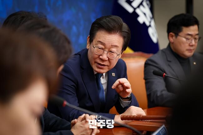 이재명 당대표가 25일 국회 본청 당대표회의실에서 열린 최고위원회의에 참석하여 발언하고 있다. 