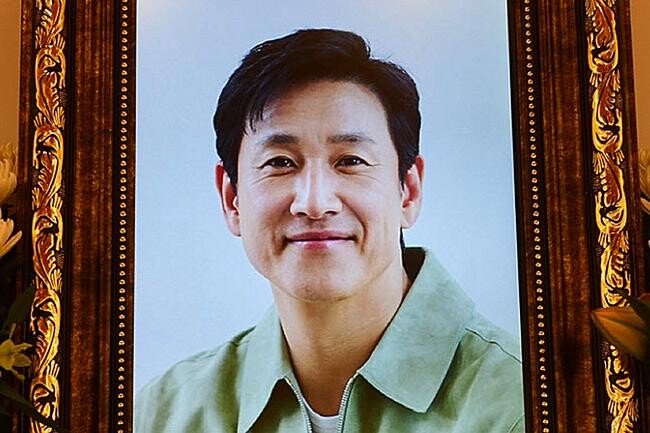 검찰이 배우 이선균씨를 협박해 3억원을 갈취한 혐의로 기소된 유흥업소 실장 A씨(30&middot;여)에게 징역 7년을 구형했다.&nbsp;