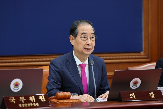 한덕수 국무총리가 19일 세종대로 정부서울청사에서 열린 국무회의를 주재, 모두발언을 하고 있다. 