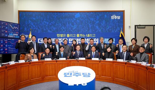 이재명 당대표가 2024.11.26.(화) 국회 본청 당대표회의실에서 열린 더불어민주당 민생연석회의 출범식에 참석하여 기념 촬영을 하고 있다. 