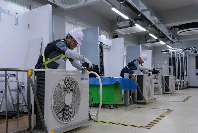 2024 서비스 기술경진대회에 참여한 엔지니어들이 치열한 경합을 벌이고 있다&nbsp;