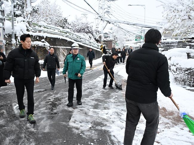 오세훈 시장이 28일(목) 오전 종로구 부암동 일대를 방문해 제설 현장을 점검하고 있다.