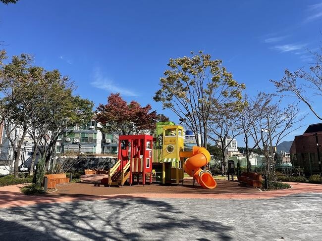 부산시 금정구(구청장 윤일현)는 남산동 소재 도시공원인 요산꽃님 녹색공원 조성 사업을 마무리하고 새롭게 개장했다.