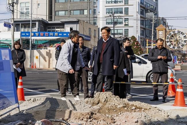 서울 마포구는 2024년 12월 1일부터 2025년 2월 28일까지 3개월간 지역 내 아스팔트와 보도 등 모든 포장도로의 굴착공사를 모두 통제한다.