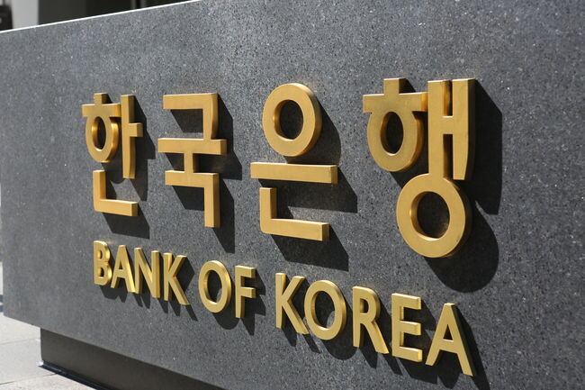 한국은행 금융통화위원회는 28일 기준금리를 3.25%에서 3.00%로 0.25%p 인하하기로 결정했다.
