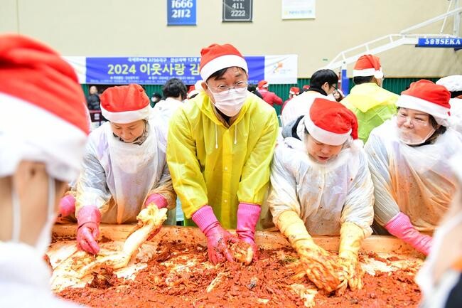 안산시, 김장 나눔 대축제 열어…'온기 담아 소외계층에 김치 전달'