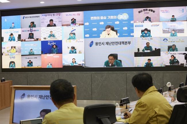 김동연 경기도지사는 28일 긴급히 소집한 ‘대설 대책회의’에서 폭설로 인한 도민의 생명과 안전 위협을 지적하며 “눈과의 전쟁”을 선포했다. 