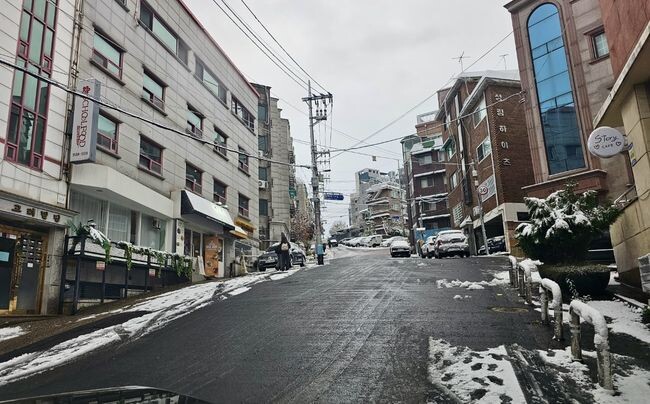 상도4동에 설치된 자동도로열선장치 가동에 따른 눈이 녹은 급경사로 모습
